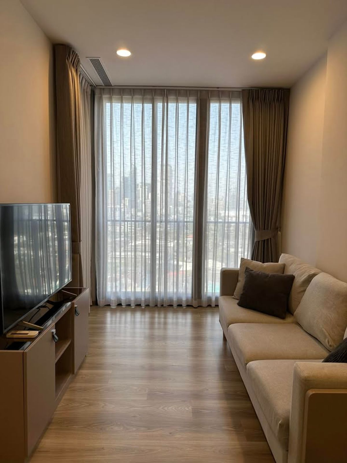 ให้เช่าคอนโดสุขุมวิท อโศก ทองหล่อ : Modern 1-Bedroom Condo at Oka Haus Sukhumvit 36 – City & Pool View