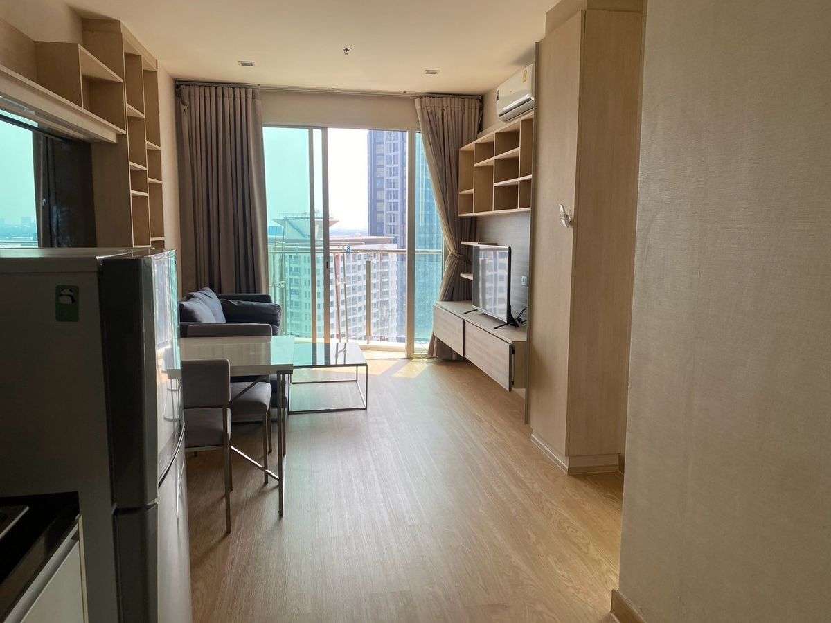 For RentCondoOnnut, Udomsuk : Sky Walk Condominium Wide Glass, Curved Window, Best View!