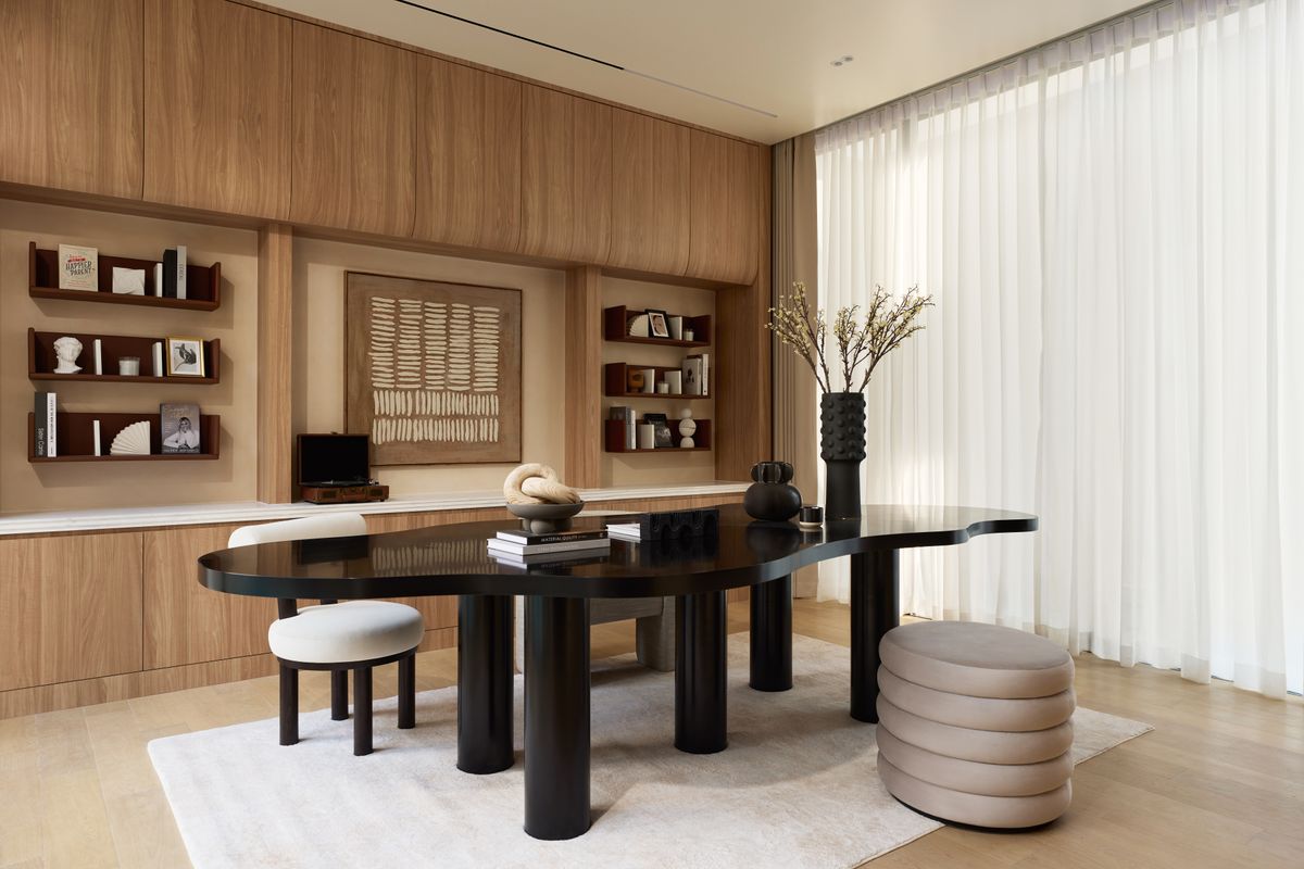 ขายบ้านสุขุมวิท อโศก ทองหล่อ : ขายด่วน บ้านเดี่ยว 3ชั้น สระว่ายน้ำแบบ Overflow Pool เฟอร์นิเจอร์ตกแต่งสไตล์เรียบหรู คอร์ทยาร์ดกลางบ้านขนาดใหญ่ เดินทางสะดวก ใกล้ เอกมัย-ทองหล่อ