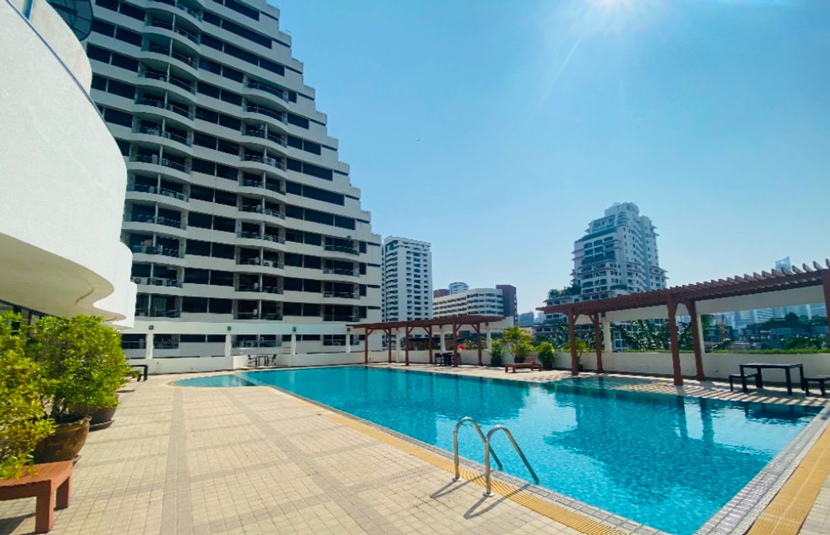 For SaleCondoSukhumvit, Asoke, Thonglor : Condo for sale, Supalai Place Sukhumvit 39, near MRT, Phetchaburi, the cheapest price in the building for 300 square meters up.  There is a real room, bargain price again. The owner wants to sell.