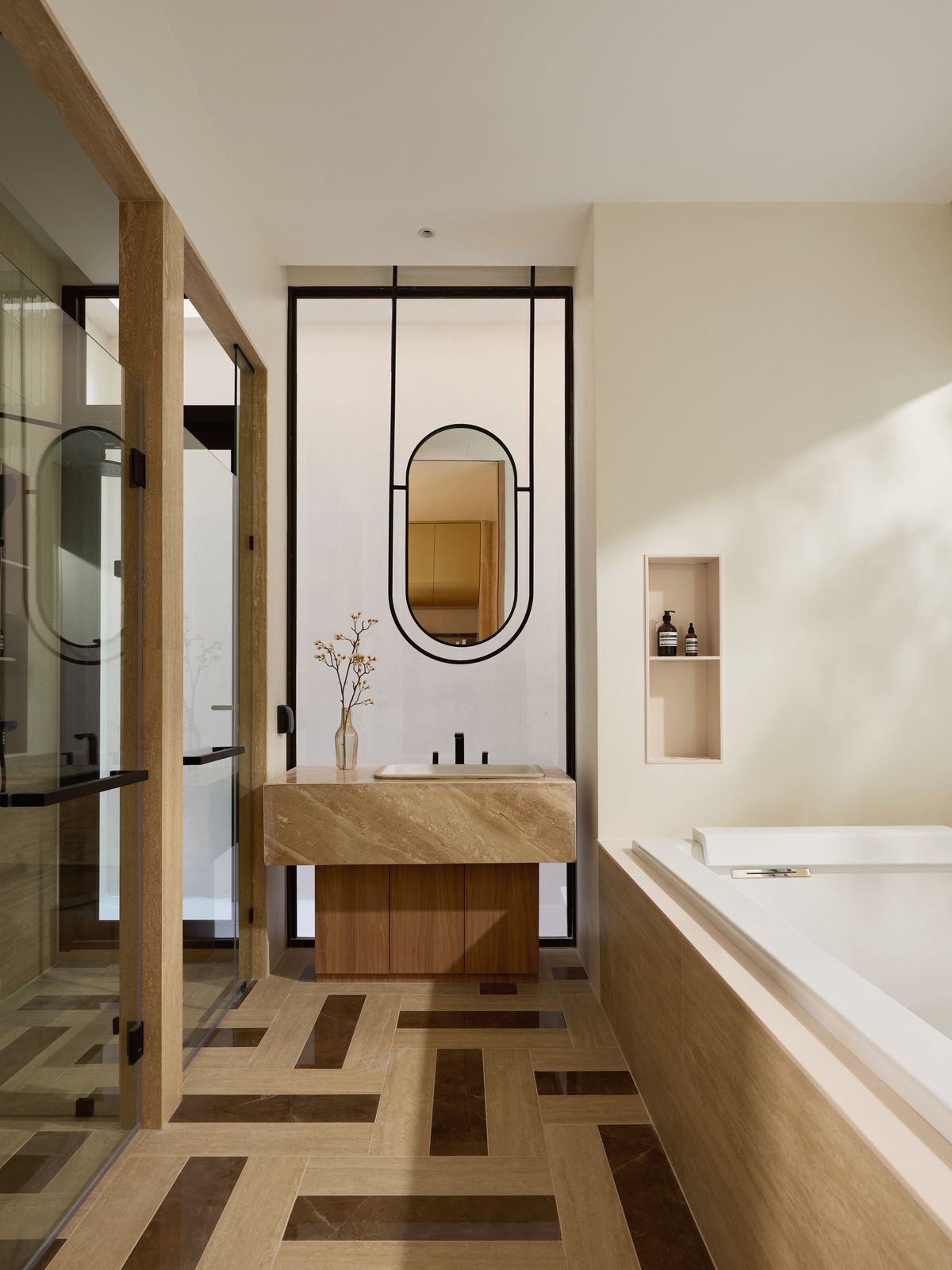 ขายบ้านสุขุมวิท อโศก ทองหล่อ : ขายด่วน บ้านเดี่ยว 3ชั้น สระว่ายน้ำแบบ Overflow Pool เฟอร์นิเจอร์ตกแต่งสไตล์เรียบหรู คอร์ทยาร์ดกลางบ้านขนาดใหญ่ เดินทางสะดวก ใกล้ เอกมัย-ทองหล่อ