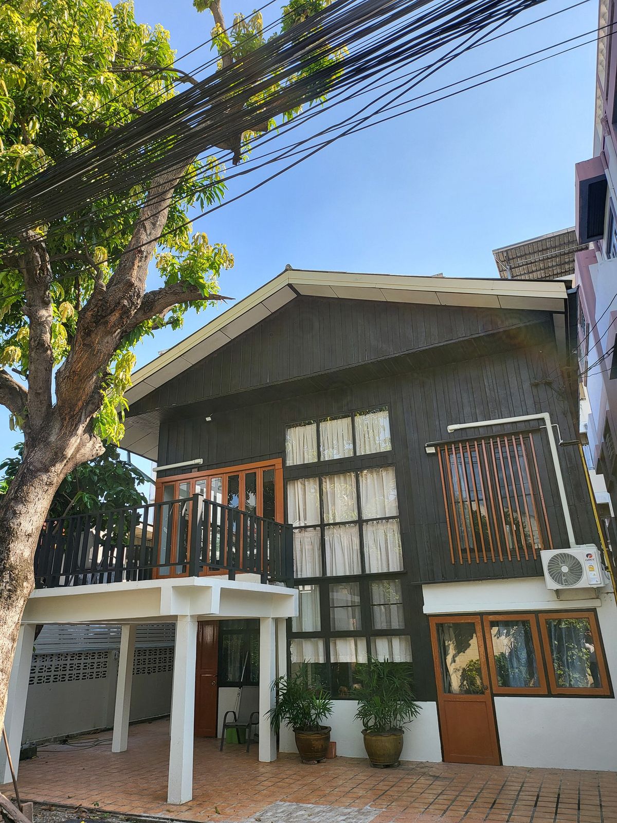 For RentHouseRatchadapisek, Huaikwang, Suttisan : Rent a detached house, Suthisarn Road, good location, can walk to MRT Suthisarn Furniture air There are 3 bedrooms, 2 bathrooms. Rental price 64,900 baht