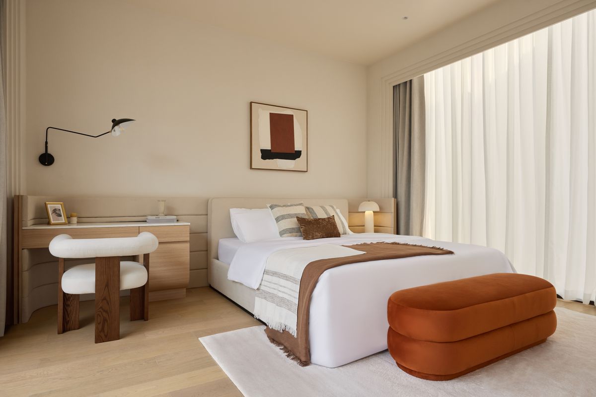 ขายบ้านสุขุมวิท อโศก ทองหล่อ : ขายด่วน บ้านเดี่ยว 3ชั้น สระว่ายน้ำแบบ Overflow Pool เฟอร์นิเจอร์ตกแต่งสไตล์เรียบหรู คอร์ทยาร์ดกลางบ้านขนาดใหญ่ เดินทางสะดวก ใกล้ เอกมัย-ทองหล่อ