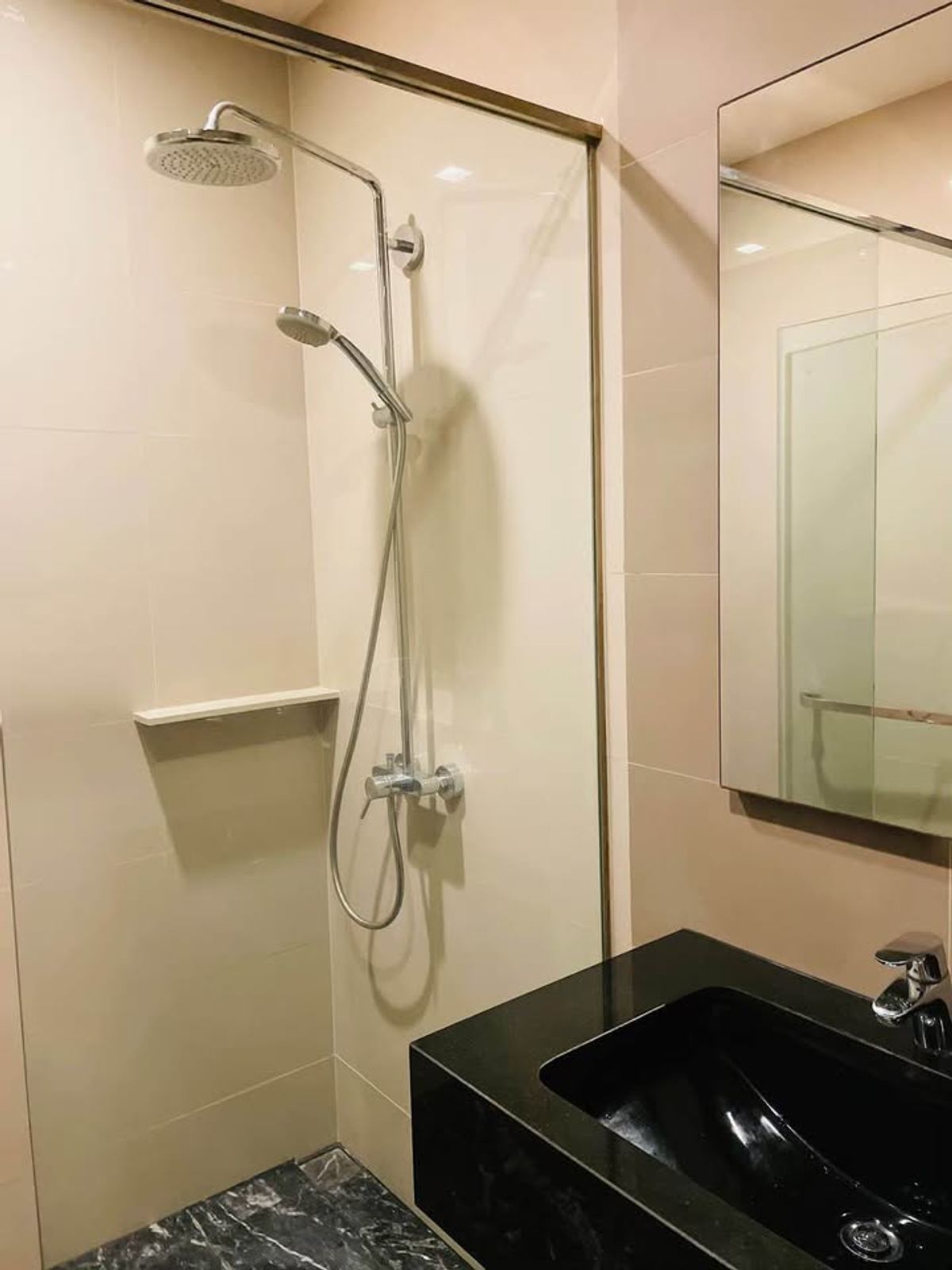 ให้เช่าคอนโดสุขุมวิท อโศก ทองหล่อ : คอนโด Edge Sukhumvit 23 ห้องสวย เฟอร์นิเจอร์ครบ พร้อมเช่าอยู่