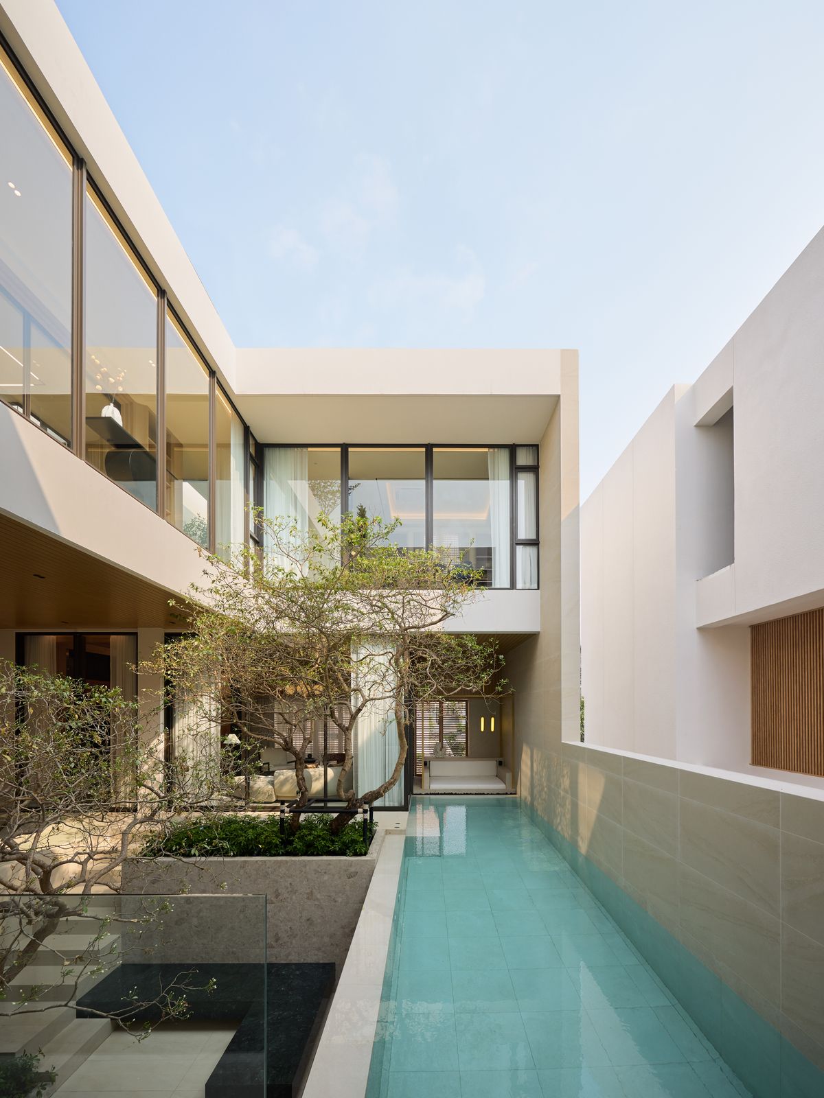 For SaleHouseSukhumvit, Asoke, Thonglor : Urgent sale, detached house, 3 -story, Overflow pool, furniture, decorative style, elegant style Corfard in the middle of a large house, convenient to travel near Ekkamai-Thonglor