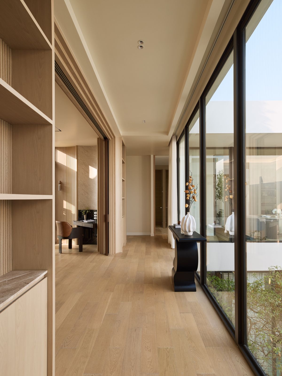 ขายบ้านสุขุมวิท อโศก ทองหล่อ : ขายด่วน บ้านเดี่ยว 3ชั้น สระว่ายน้ำแบบ Overflow Pool เฟอร์นิเจอร์ตกแต่งสไตล์เรียบหรู คอร์ทยาร์ดกลางบ้านขนาดใหญ่ เดินทางสะดวก ใกล้ เอกมัย-ทองหล่อ