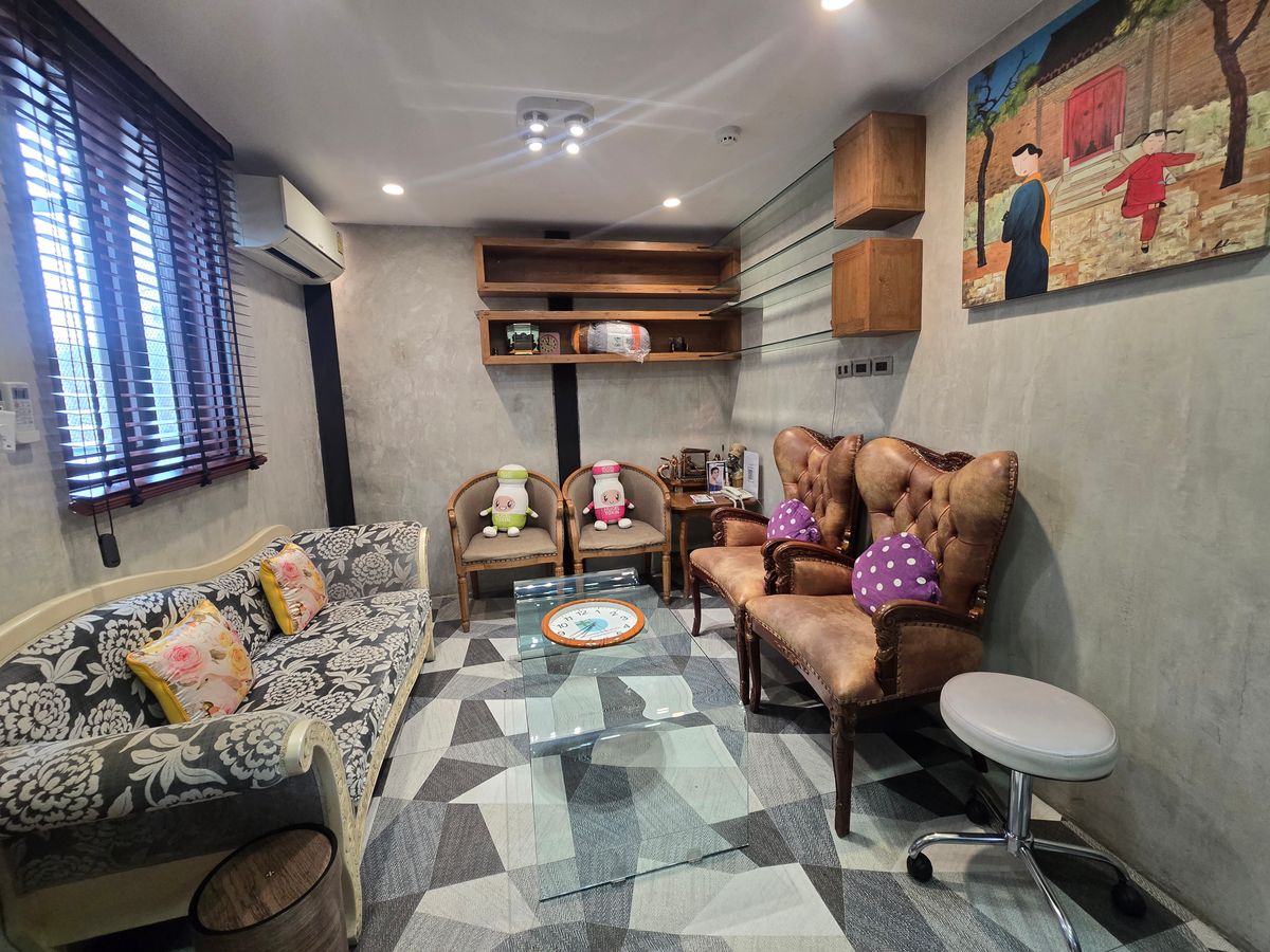 For SaleShop HouseKasetsart, Ratchayothin : Building / selling beauty clinic, MRT Lat Phrao, Ratchadaphisek Road, size 60 sq.m., 5 floors