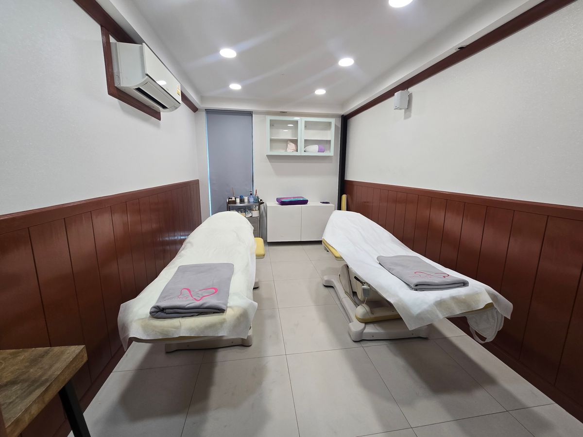 For SaleShop HouseKasetsart, Ratchayothin : Building / selling beauty clinic, MRT Lat Phrao, Ratchadaphisek Road, size 60 sq.m., 5 floors