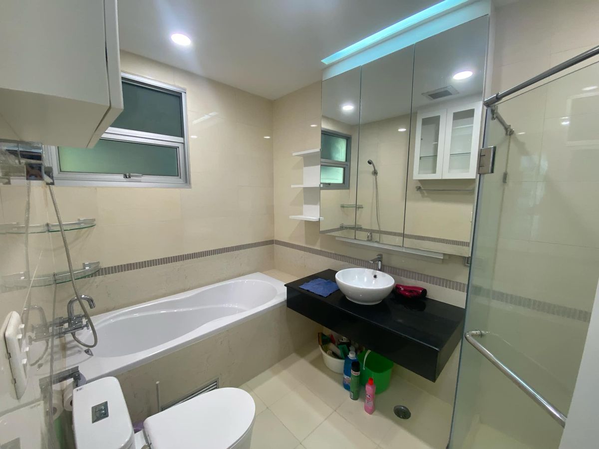 For SaleCondoRatchathewi,Phayathai : Condo for sale in the middle of Siam - Pathumwan near BTS Ratchathewi. Interested in negotiating @condobkk (with @) Code H32941