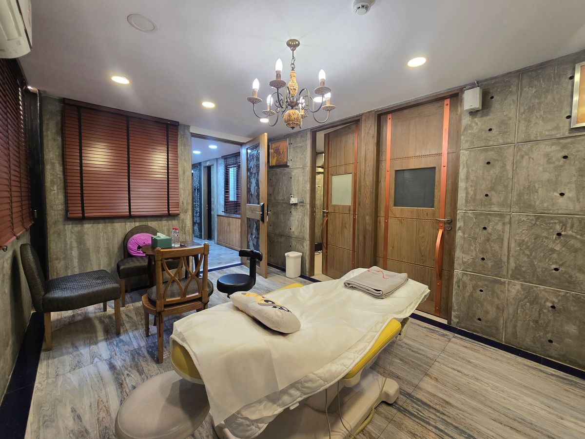 For SaleShop HouseKasetsart, Ratchayothin : Building / selling beauty clinic, MRT Lat Phrao, Ratchadaphisek Road, size 60 sq.m., 5 floors