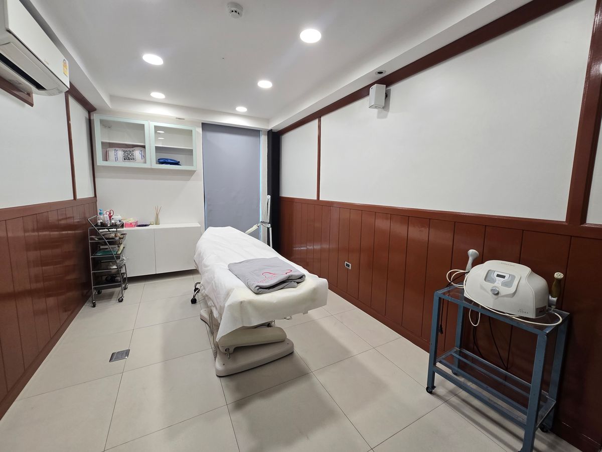 For SaleShop HouseKasetsart, Ratchayothin : Building / selling beauty clinic, MRT Lat Phrao, Ratchadaphisek Road, size 60 sq.m., 5 floors