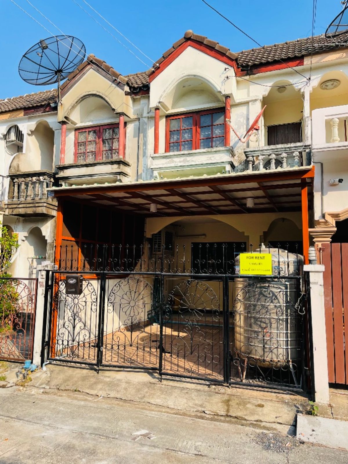For RentTownhomeRatchadapisek, Huaikwang, Suttisan : New 2-story townhome with beautiful decorative furniture for rent in Ratchada-Sutthisan area, near MRT Sutthisan, only 950 meters.