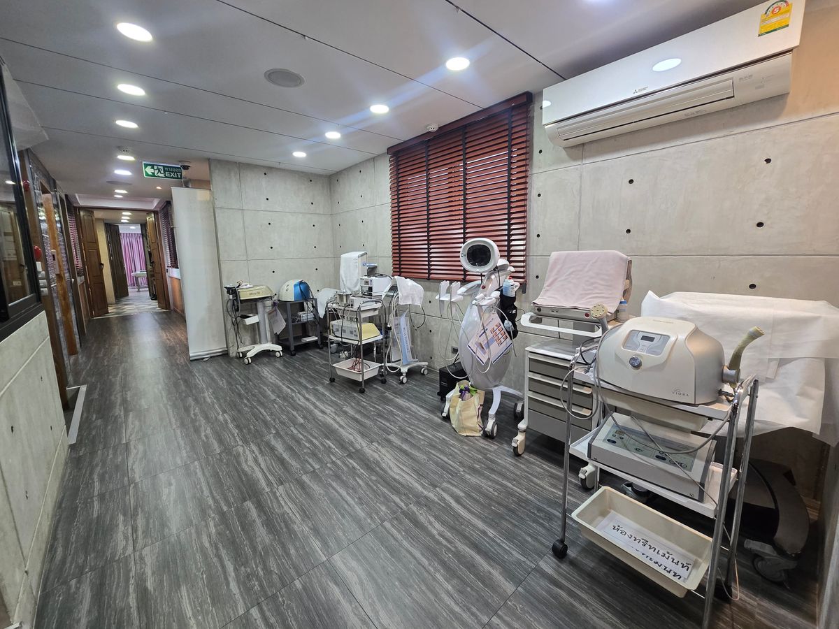 For SaleShop HouseKasetsart, Ratchayothin : Building / selling beauty clinic, MRT Lat Phrao, Ratchadaphisek Road, size 60 sq.m., 5 floors