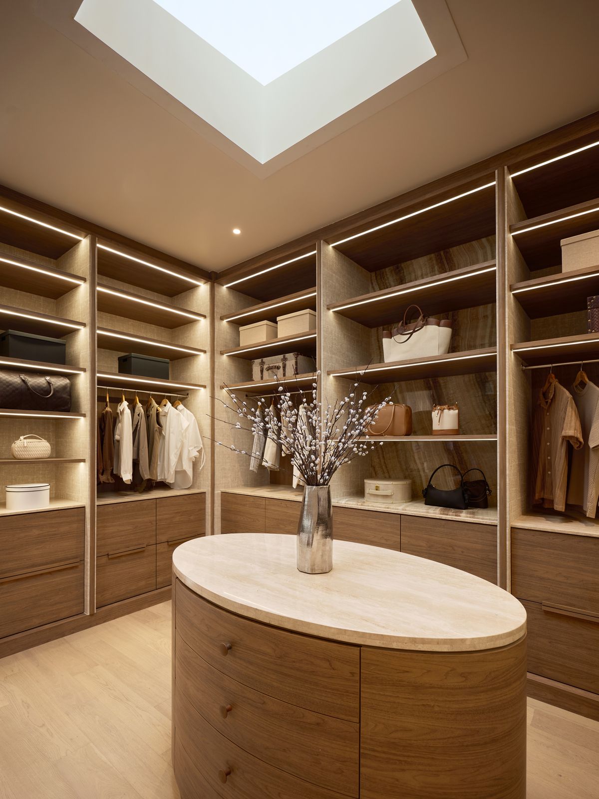 ขายบ้านสุขุมวิท อโศก ทองหล่อ : ขายด่วน บ้านเดี่ยว 3ชั้น สระว่ายน้ำแบบ Overflow Pool เฟอร์นิเจอร์ตกแต่งสไตล์เรียบหรู คอร์ทยาร์ดกลางบ้านขนาดใหญ่ เดินทางสะดวก ใกล้ เอกมัย-ทองหล่อ