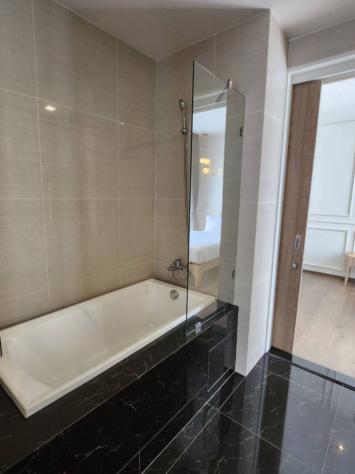 ให้เช่าคอนโดสุขุมวิท อโศก ทองหล่อ : คอนโด Park 24 ห้องสวย เฟอร์นิเจอร์ครบ พร้อมเช่าอยู่