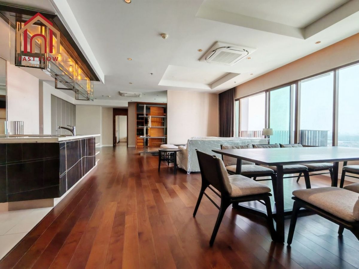 For RentCondoSukhumvit, Asoke, Thonglor : Rental floor 29, Building B, Chao Phraya River View Luxury condo in the heart of CBD, Sukhumvit Dimphorio, The Em-Porio Place, Sukhumvit 24-Rama 4, decorated with 3 bedrooms IM.