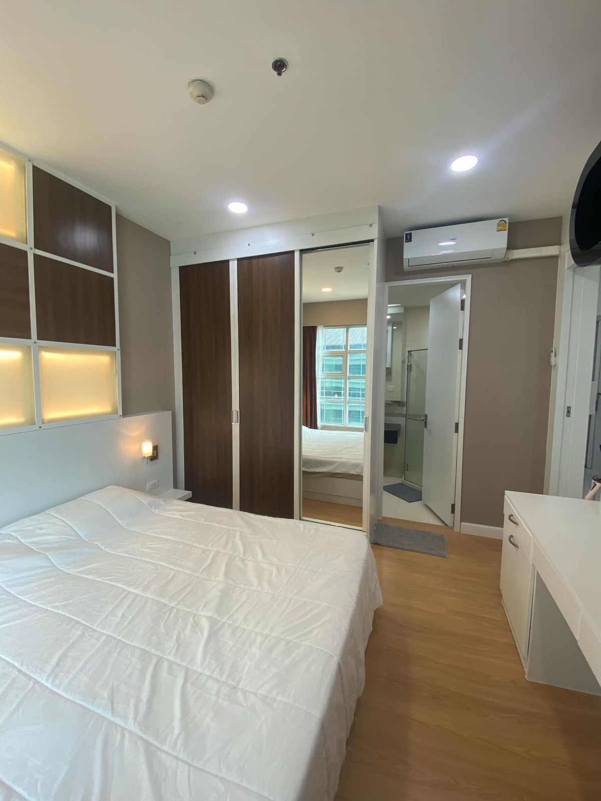 For SaleCondoRatchathewi,Phayathai : Condo for sale in the middle of Siam - Pathumwan near BTS Ratchathewi. Interested in negotiating @condobkk (with @) Code H32941