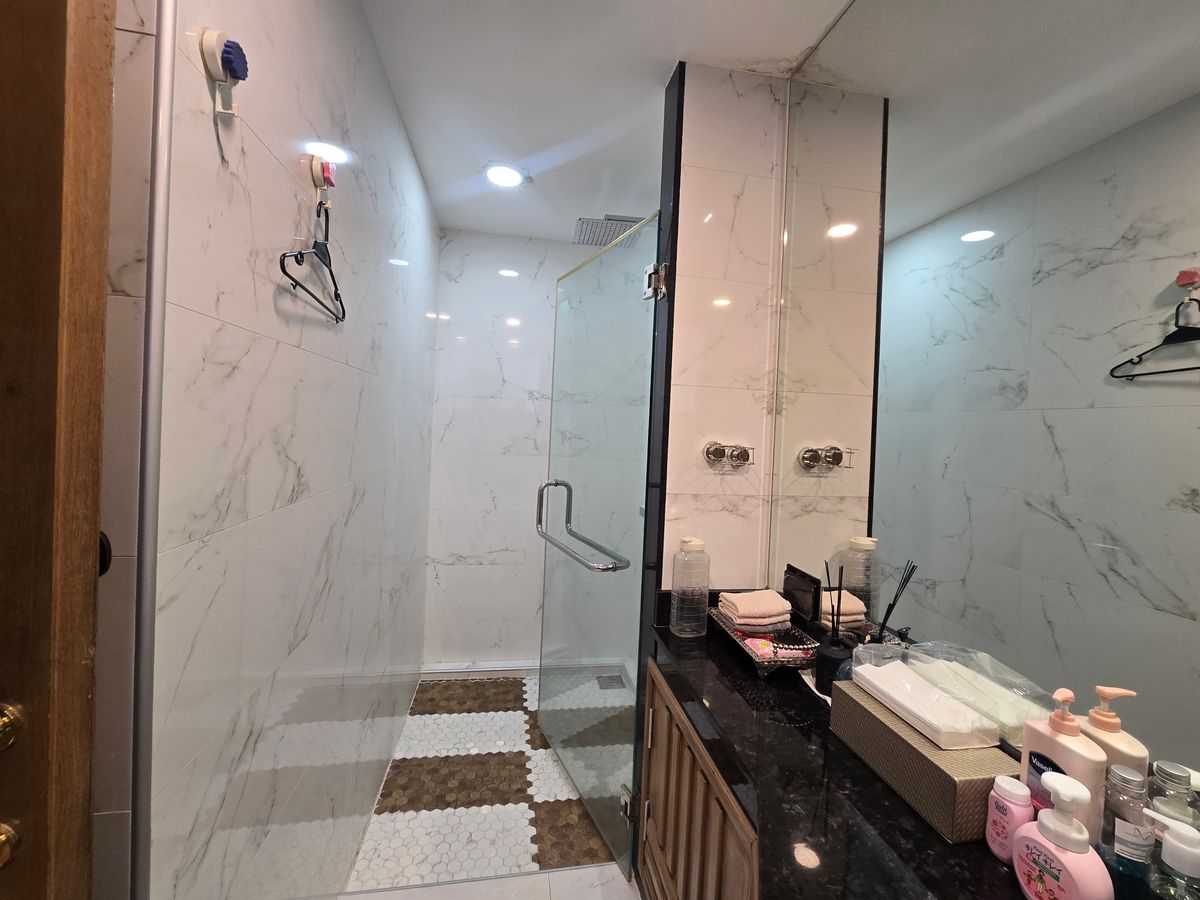 For SaleShop HouseKasetsart, Ratchayothin : Building / selling beauty clinic, MRT Lat Phrao, Ratchadaphisek Road, size 60 sq.m., 5 floors