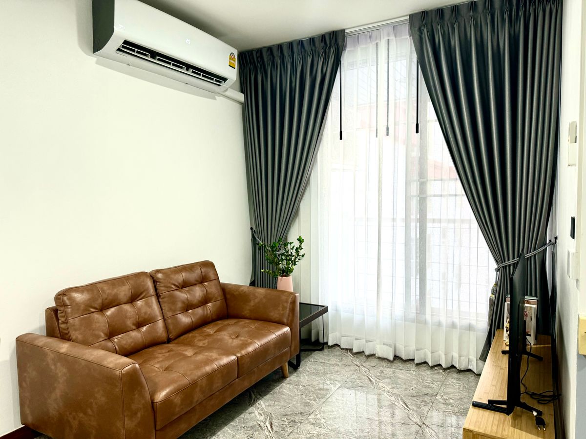 For RentCondoRatchathewi,Phayathai : Newly Renovated High-Rise Condo at Pathumwan Resort – Prime Location 5 mins to BTS PhayaThai & Airport Link! 
