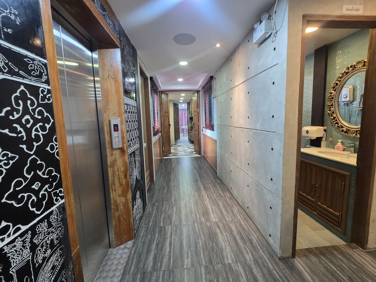 For SaleShop HouseKasetsart, Ratchayothin : Building / selling beauty clinic, MRT Lat Phrao, Ratchadaphisek Road, size 60 sq.m., 5 floors