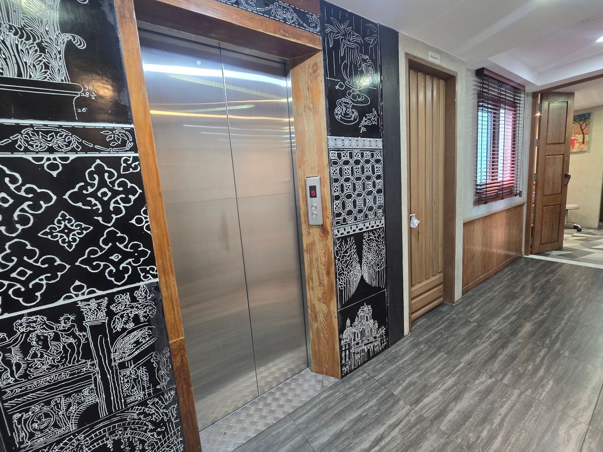 For SaleShop HouseKasetsart, Ratchayothin : Building / selling beauty clinic, MRT Lat Phrao, Ratchadaphisek Road, size 60 sq.m., 5 floors