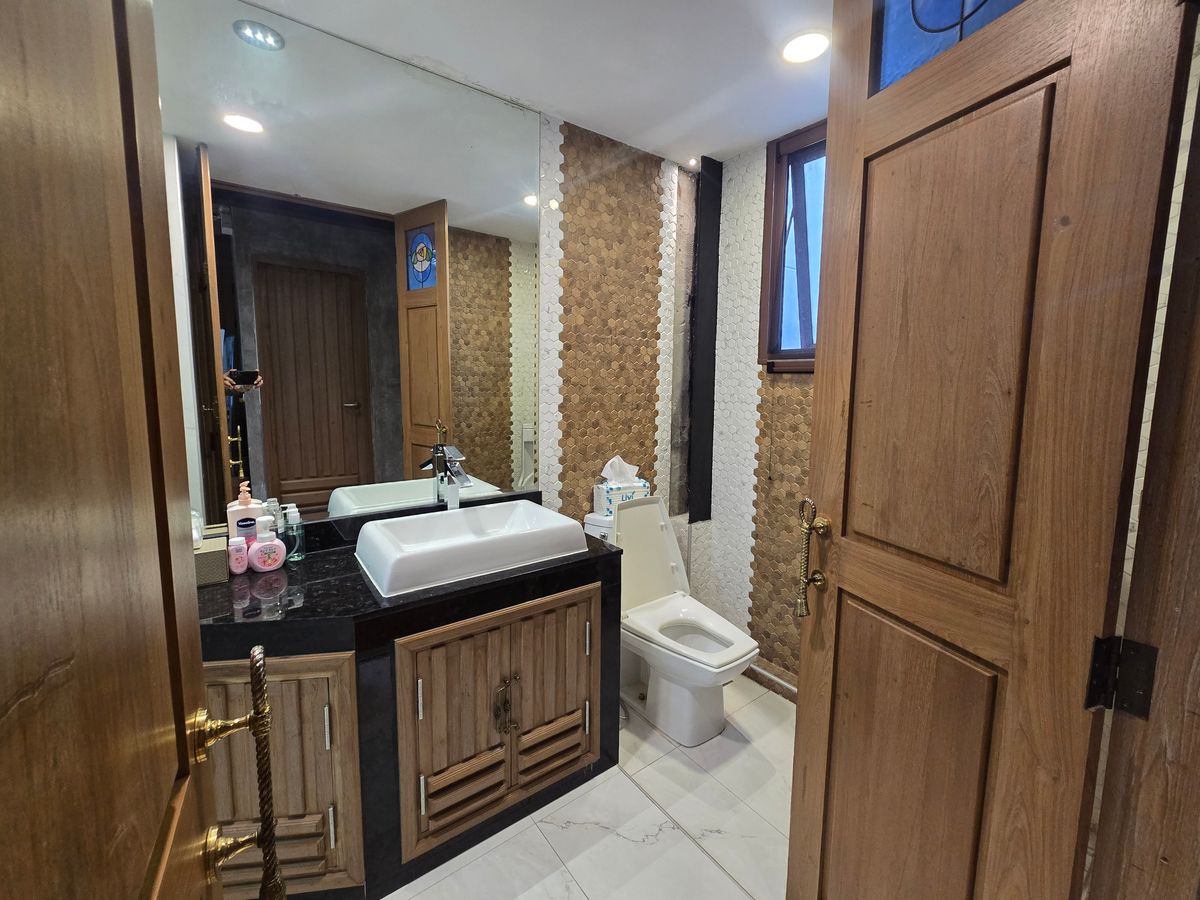 For SaleShop HouseKasetsart, Ratchayothin : Building / selling beauty clinic, MRT Lat Phrao, Ratchadaphisek Road, size 60 sq.m., 5 floors