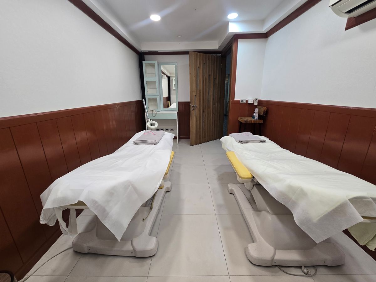 For SaleShop HouseKasetsart, Ratchayothin : Building / selling beauty clinic, MRT Lat Phrao, Ratchadaphisek Road, size 60 sq.m., 5 floors