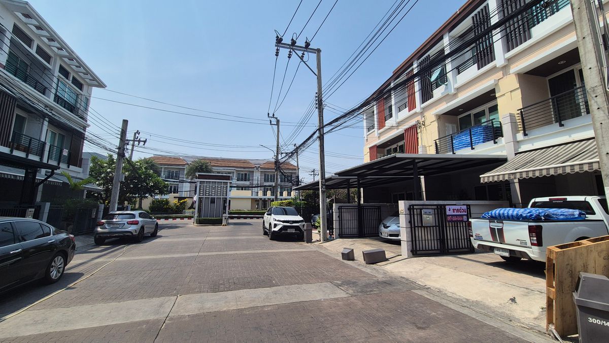 For RentTownhomeYothinpattana,CDC : Rent a 3-story townhome, Ban Klang, Erban, Rama 9-Ladprao 3, area 22.8 sq.w., 3 bedrooms, 3 bathrooms with air conditioner.