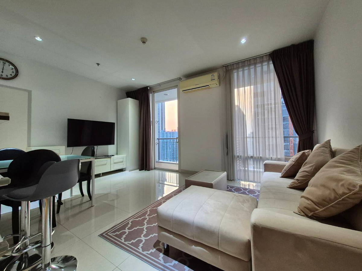 For RentCondoRatchathewi,Phayathai : 🔥 Dont miss out on this great discount! 🔥 ​​🏙️ Villa Ratchathewi 📍 2 bedrooms | 2 bathrooms | Size 80 sq m. 💸 Rent only 35,000 baht/month (Price negotiable!)