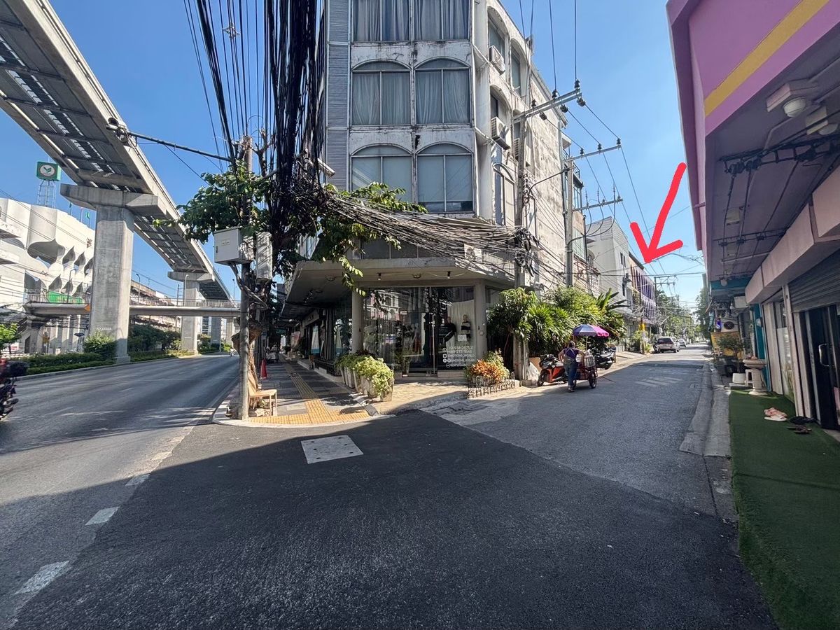 ให้เช่าอาคารพาณิชย์ลาดพร้าว เซ็นทรัลลาดพร้าว : ให้เช่า ตึกแถวลาดพร้าว 3 ชั้น 4 คูหา ตีทะลุทุกชั้น ให้เช่า สามารถดัดแปลง ทำอะไรได้หลายอย่าง ด้านหลังมีที่จอดรถ