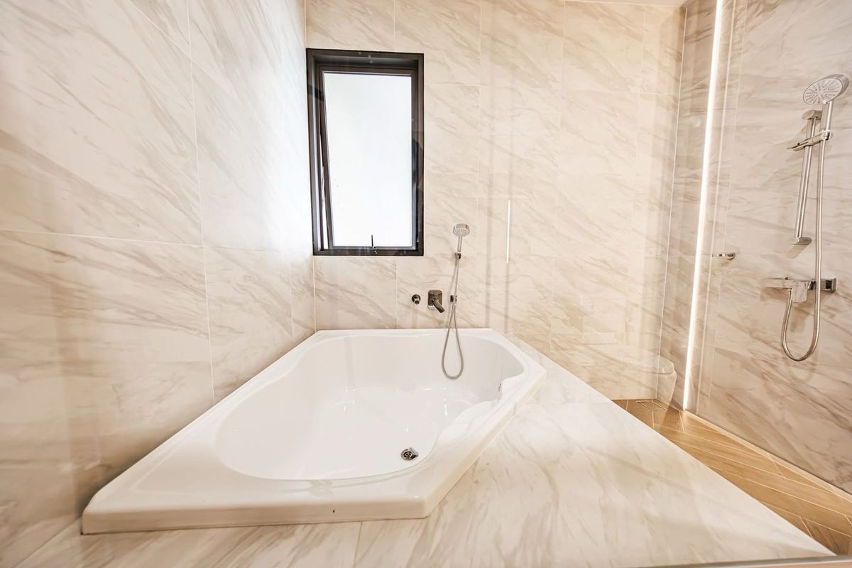 ขายทาวน์โฮมลาดพร้าว101 แฮปปี้แลนด์ : ขายพร้อมผู้เช่า กรกฏาคม 2569
ทาวน์โฮม เธอ ลาดพร้าว 93 ตกแต่งจัดเต็ม พร้อมลิฟต์ส่วนตัว อ่างจากุชชี่ Outdoor เฟอร์นิเจอร์ และเครื่องใช้ไฟฟ้า Hi-End เหมาะสำหรับครอบครัวขนาด กลาง-ใหญ่ ทำเลใจกลางเมือง ใกล้ BTS ลาดพร้าว 83