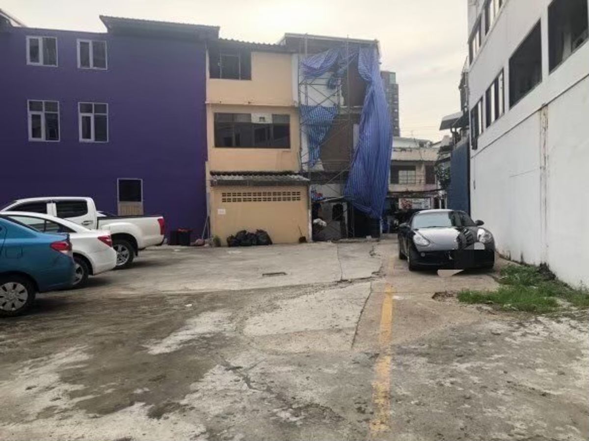 ให้เช่าอาคารพาณิชย์ลาดพร้าว เซ็นทรัลลาดพร้าว : ให้เช่า ตึกแถวลาดพร้าว 3 ชั้น 4 คูหา ตีทะลุทุกชั้น ให้เช่า สามารถดัดแปลง ทำอะไรได้หลายอย่าง ด้านหลังมีที่จอดรถ