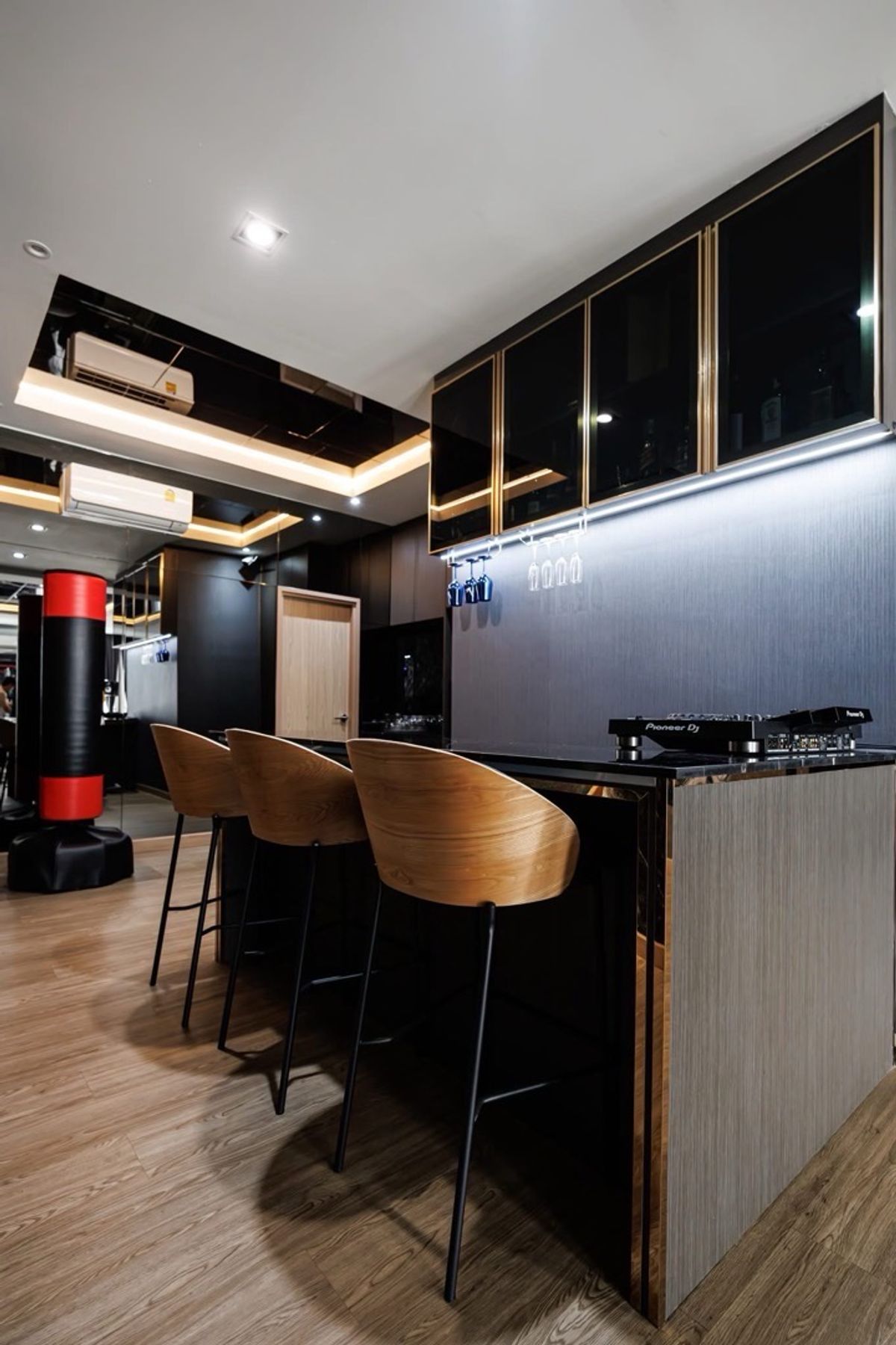 ขายทาวน์โฮมลาดพร้าว101 แฮปปี้แลนด์ : ขายพร้อมผู้เช่า กรกฏาคม 2569
ทาวน์โฮม เธอ ลาดพร้าว 93 ตกแต่งจัดเต็ม พร้อมลิฟต์ส่วนตัว อ่างจากุชชี่ Outdoor เฟอร์นิเจอร์ และเครื่องใช้ไฟฟ้า Hi-End เหมาะสำหรับครอบครัวขนาด กลาง-ใหญ่ ทำเลใจกลางเมือง ใกล้ BTS ลาดพร้าว 83