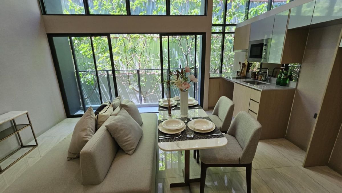 For RentCondoSukhumvit, Asoke, Thonglor : Urgent rent! Dont miss! Rent only 45,000 Luxury Japanese style condo Duplex Loft 2 bed, 2 large water, 67.26 sqm with bathtub !! New room, unboxing There has never been a good location in the heart of Asoke - only 600 meters away from BTS Asoke and MRT Su