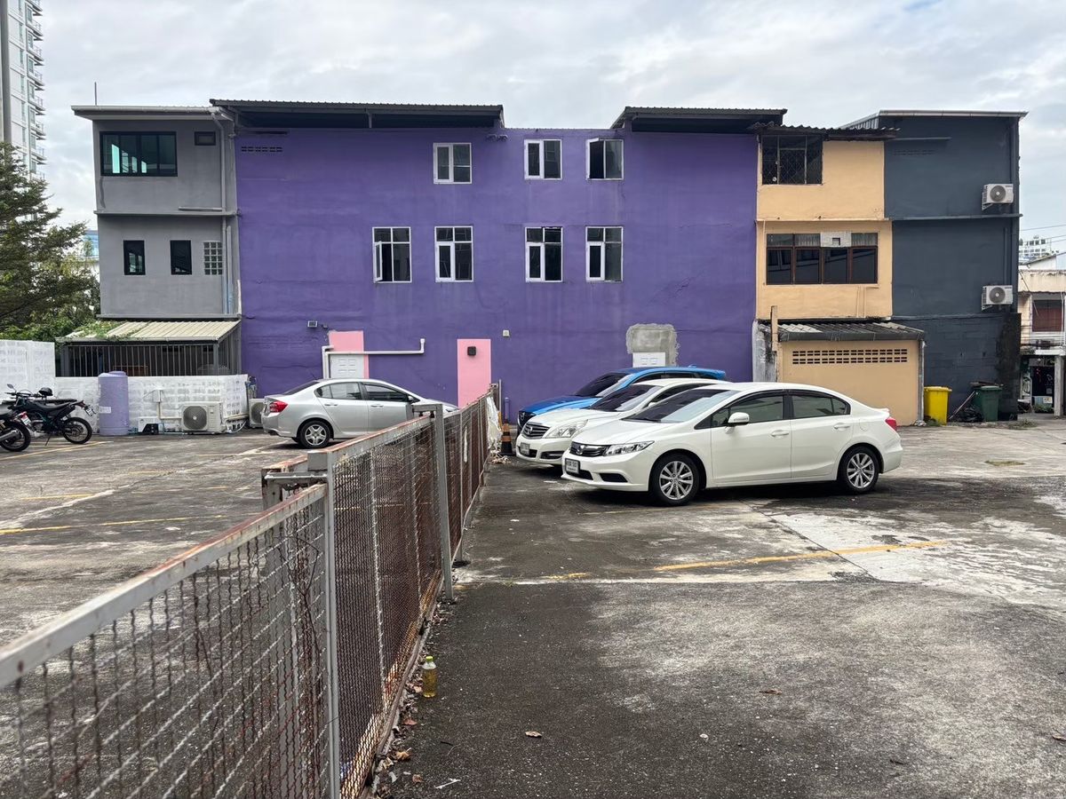 ให้เช่าอาคารพาณิชย์ลาดพร้าว เซ็นทรัลลาดพร้าว : ให้เช่า ตึกแถวลาดพร้าว 3 ชั้น 4 คูหา ตีทะลุทุกชั้น ให้เช่า สามารถดัดแปลง ทำอะไรได้หลายอย่าง ด้านหลังมีที่จอดรถ