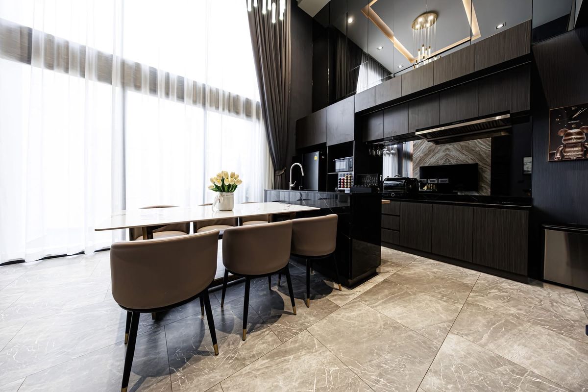 For SaleTownhomeLadprao101, Happy Land, The Mall Bang Kapi : Sell‼ ️ Townhome, Lat Phrao 93, full of decoration With private elevators, Jacuzzi, Outdoor, furniture and electrical appliances. Hi-End appliances are suitable for medium-large families in the center of the city near BTS Ladprao 83.