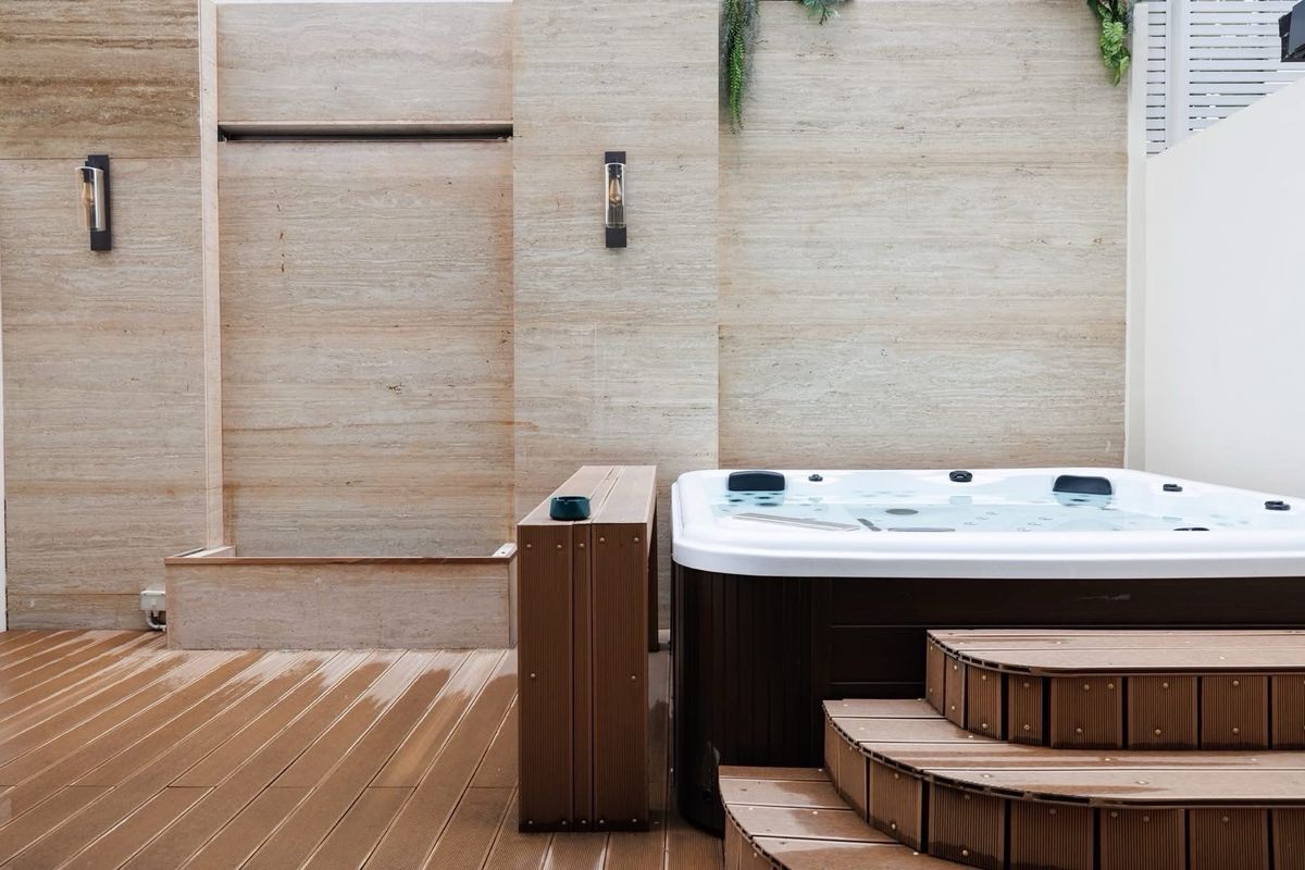 ขายทาวน์โฮมลาดพร้าว101 แฮปปี้แลนด์ : ขายพร้อมผู้เช่า กรกฏาคม 2569
ทาวน์โฮม เธอ ลาดพร้าว 93 ตกแต่งจัดเต็ม พร้อมลิฟต์ส่วนตัว อ่างจากุชชี่ Outdoor เฟอร์นิเจอร์ และเครื่องใช้ไฟฟ้า Hi-End เหมาะสำหรับครอบครัวขนาด กลาง-ใหญ่ ทำเลใจกลางเมือง ใกล้ BTS ลาดพร้าว 83