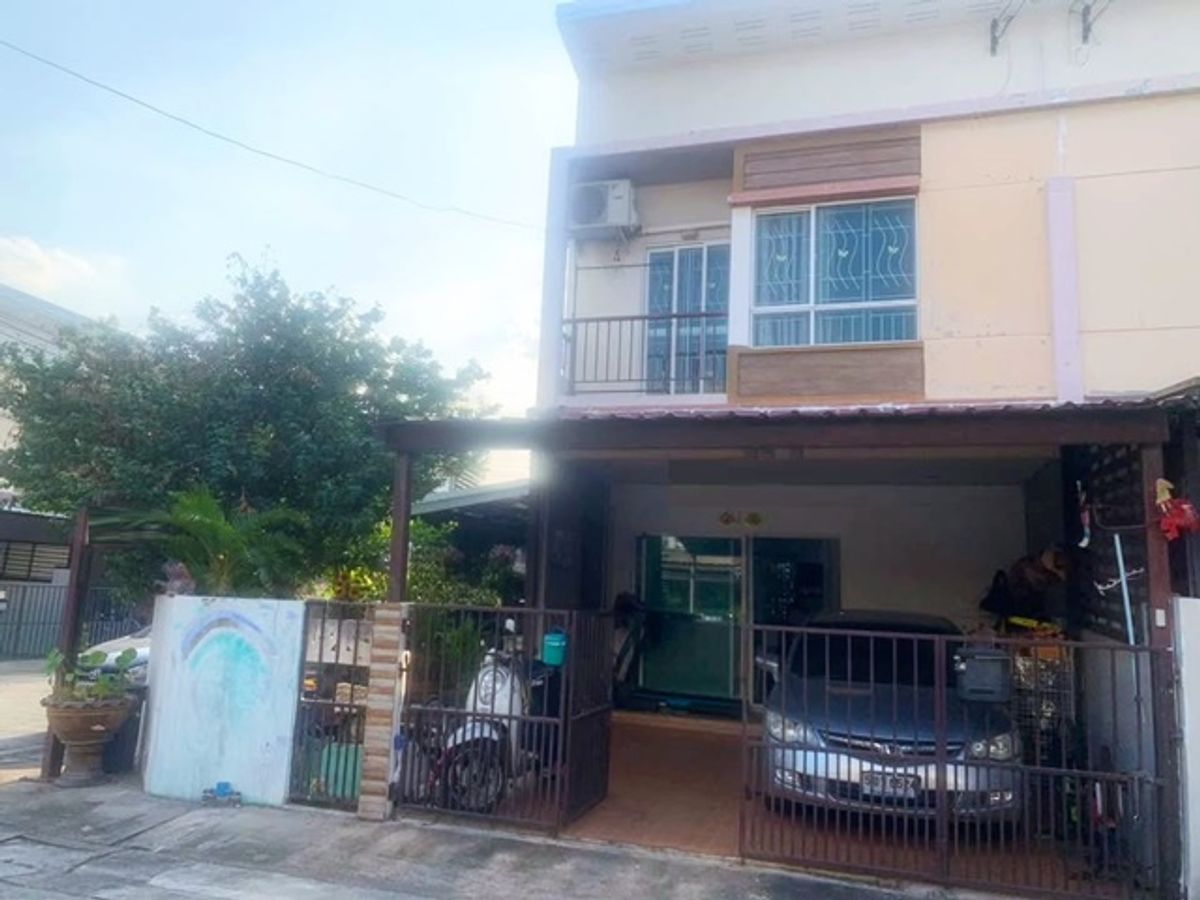 For RentTownhomeSilom, Saladaeng, Bangrak : Soi Phatthanakan 36-42, after the 3 bedroom corner, rent 2-story townhouse, Rama 9 MRT Hua Mak 1.9 km. 35 sq.w. 285 sq.m.