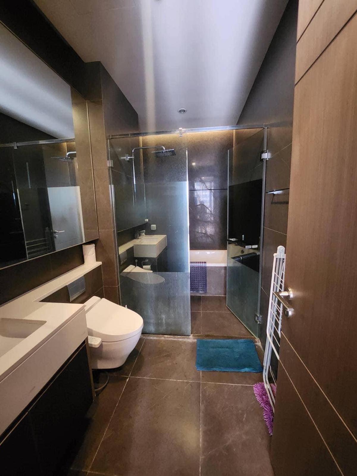 ขายคอนโดพระราม 9 เพชรบุรีตัดใหม่ RCA : THE ESSE at SINGHA COMPLEX / ขายขาดทุน ถูกสุดในตึก ห้องสวยวิวดี ใกล้ MRT เพชรบุรี / 1 ห้องนอน 48 ตร.ม.โทร 0937890899