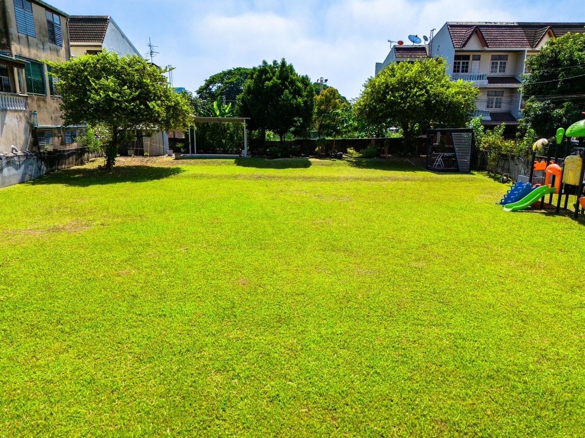 For SaleLandLadprao, Central Ladprao : 📢👇Beautiful shape, convenient to travel in many ways, can go out to 3 main roads: Lat Phrao 18, Vibhavadi 20 and Ratchada 19, near Central Lat Phrao, Chatuchak Park