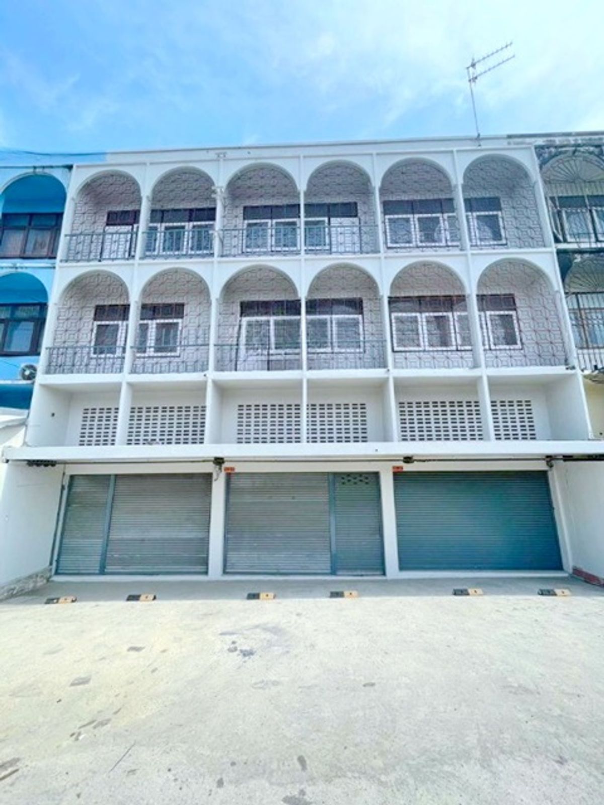 For RentShop HouseBangna, Bearing, Lasalle : Letana Hotel 900 M. 5 Big C Big C Bang Phli 600 m. MRT Sri Bearing for rent 3 booths, 4 floors, 36 sq.w. 580 sq.m., on the main road 4 water.