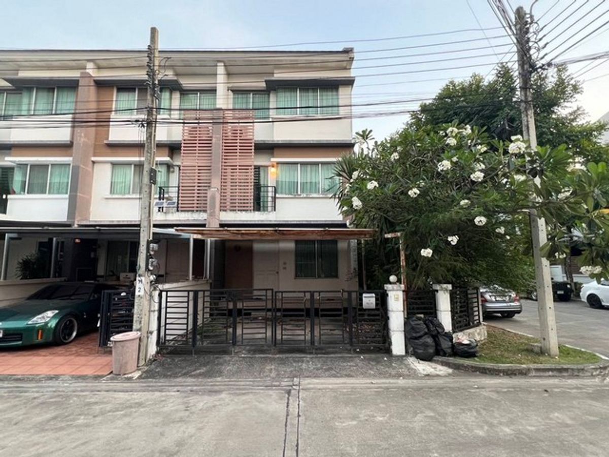 For SaleTownhomeLadkrabang, Suwannaphum Airport : 3 -story townhome for sale, TOWNPLUS On Nut after the corner of 29.5 sq.w., near Suvarnabhumi Airport