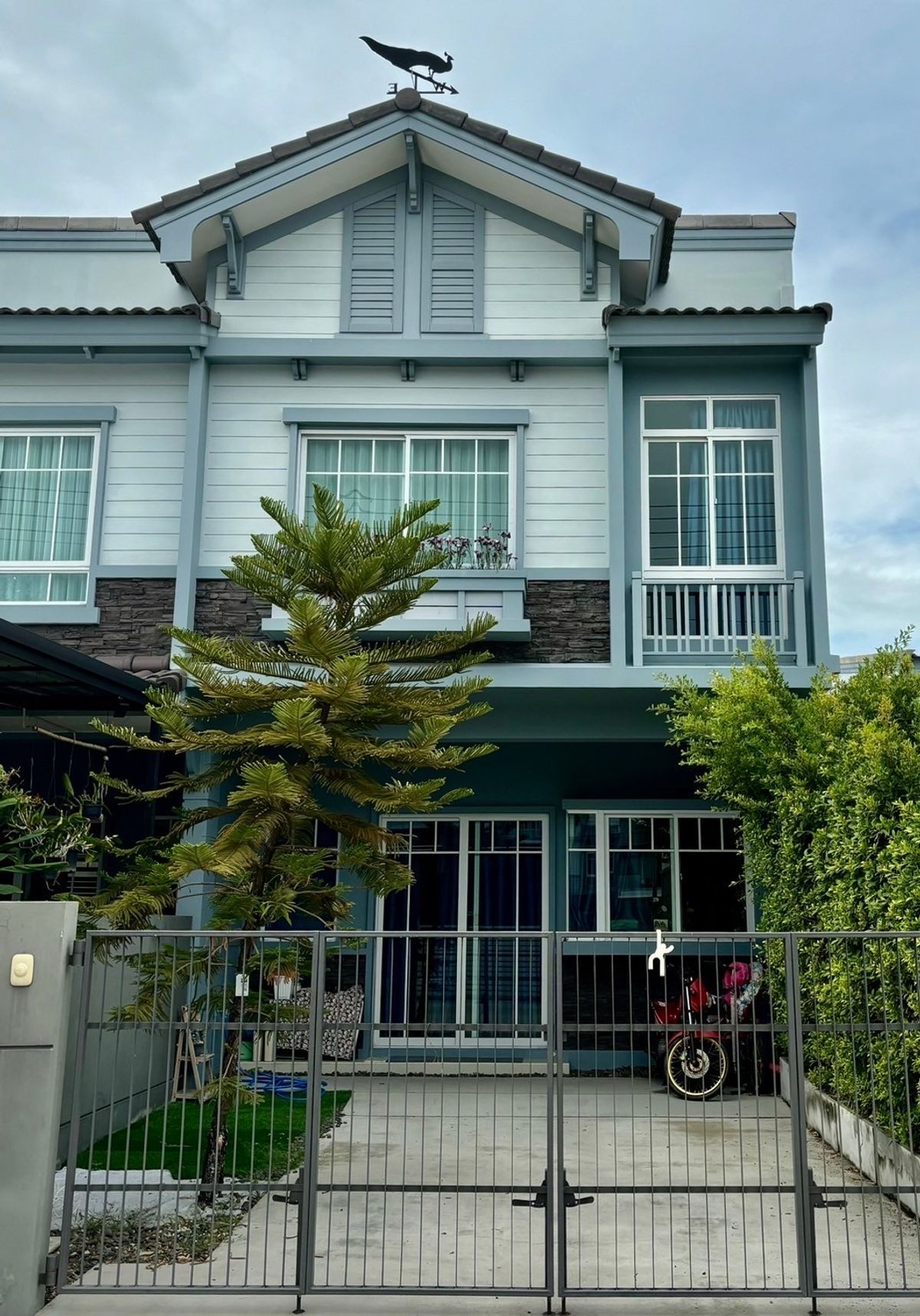 ให้เช่ามหาชัย สมุทรสาคร : ให้เช่าทาวน์เฮาส์ วิลล่าจิโอ สาย4ใกล้ถ.พุทธสาคร แต่งครบ พร้อมอยู่ แถมแอร์ เครื่องใช้ไฟฟ้าขายทาวน์เฮาส์ ใกล้ ถ.พุทธสาครเดิน5 นาที ถึง ปั๊ม ปตท. ,ร้านข้าวแกง,KFC,ก๋วยเตี๋ยว และ 7-11หลังมุม ที่ดินกว้าง 23.5 ตร.วา