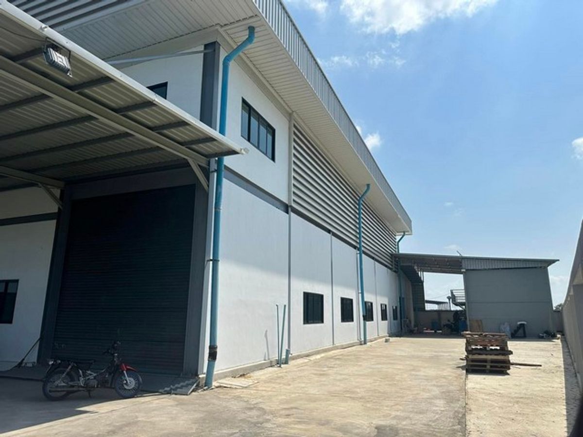 For RentWarehouseMahachai Samut Sakhon : RK633 for rent, warehouse 1,350 square meters with 2 -story office, residing in the warehouse, trailer, trainer. Near Tha Sao Temple