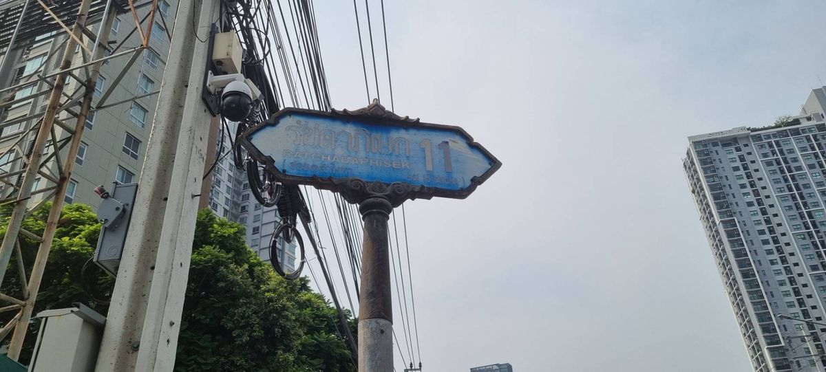 For RentShop HouseWongwianyai, Charoennakor : For rent 3 booths on the main road, a total living area of ​​600 SQM. Rental price 100,000 baht/ month