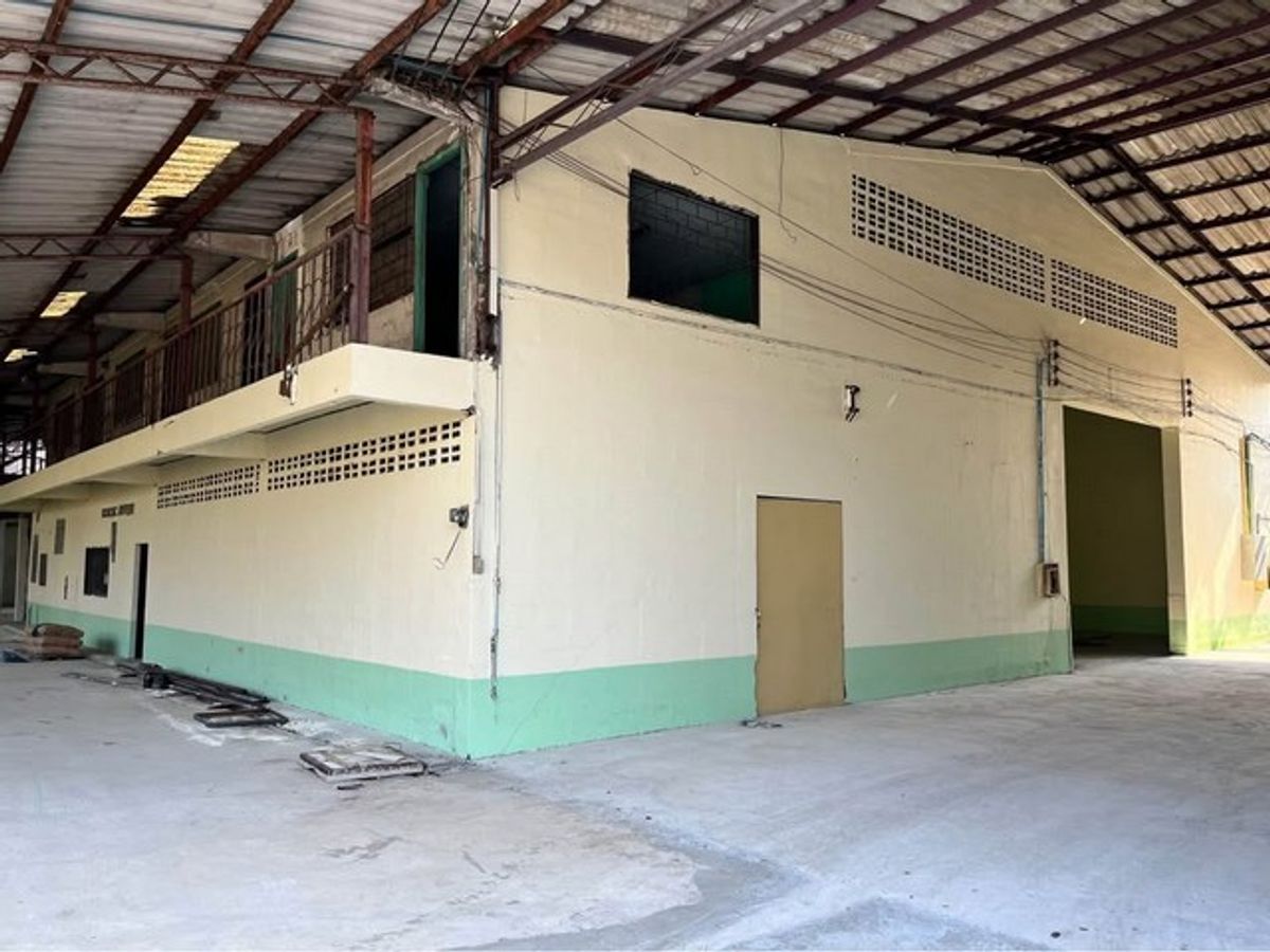 For RentFactoryMahachai Samut Sakhon : Rent a warehouse of 900 square meters. There are 6 workers rooms with offices. There are license 4 in the purple area with free space. รถคอนเทนเนอร์เข้าได้ ย่าน อ้อมน้อย อำเภอกระทุ่มแบน