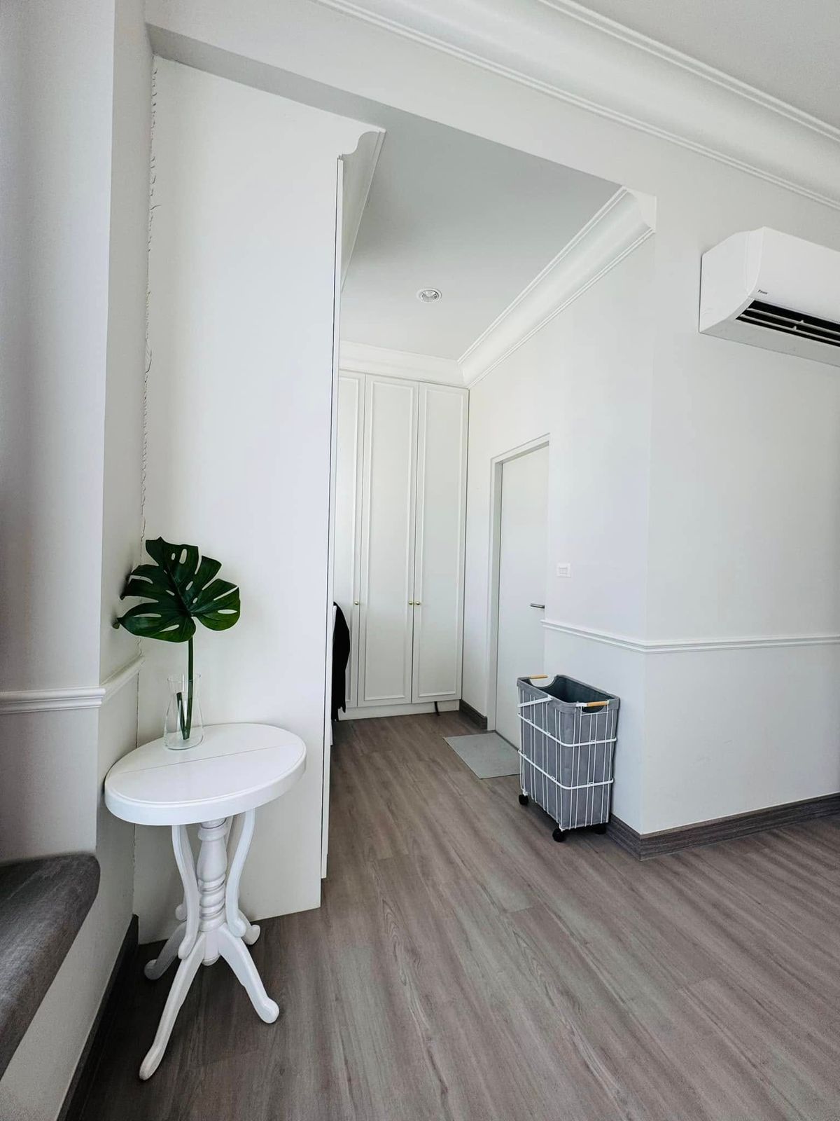 ขายบ้านลาดกระบัง สุวรรณภูมิ : ขายบ้านเดี่ยว 2 ชั้น สราญสิริ รามคำแหง Sanransiri Ramkhamhaeng บ้านสไตล์ Modern Farmhouse แปลงหน้าสวนของโครงการ ที่ตั้ง ถนนเคหะร่มเกล้า คลองสองต้นนุ่น แขวงคลองสองต้นนุ่น เขตลาดกระบัง กรุงเทพฯ 10520 แบบบ้าน ASTER (ขนาดกลางของโครงการ) เนื้อที่ 56.6 ตร.ว.