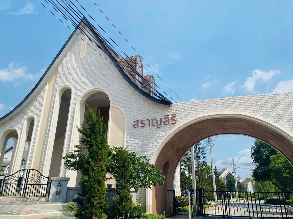 ขายบ้านลาดกระบัง สุวรรณภูมิ : ขายบ้านเดี่ยว 2 ชั้น สราญสิริ รามคำแหง Sanransiri Ramkhamhaeng บ้านสไตล์ Modern Farmhouse แปลงหน้าสวนของโครงการ ที่ตั้ง ถนนเคหะร่มเกล้า คลองสองต้นนุ่น แขวงคลองสองต้นนุ่น เขตลาดกระบัง กรุงเทพฯ 10520 แบบบ้าน ASTER (ขนาดกลางของโครงการ) เนื้อที่ 56.6 ตร.ว.