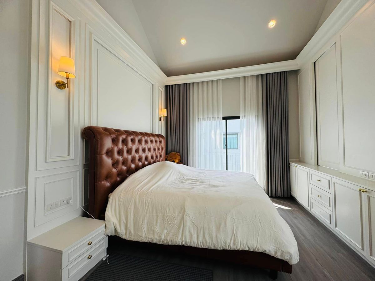 ขายบ้านลาดกระบัง สุวรรณภูมิ : ขายบ้านเดี่ยว 2 ชั้น สราญสิริ รามคำแหง Sanransiri Ramkhamhaeng บ้านสไตล์ Modern Farmhouse แปลงหน้าสวนของโครงการ ที่ตั้ง ถนนเคหะร่มเกล้า คลองสองต้นนุ่น แขวงคลองสองต้นนุ่น เขตลาดกระบัง กรุงเทพฯ 10520 แบบบ้าน ASTER (ขนาดกลางของโครงการ) เนื้อที่ 56.6 ตร.ว.