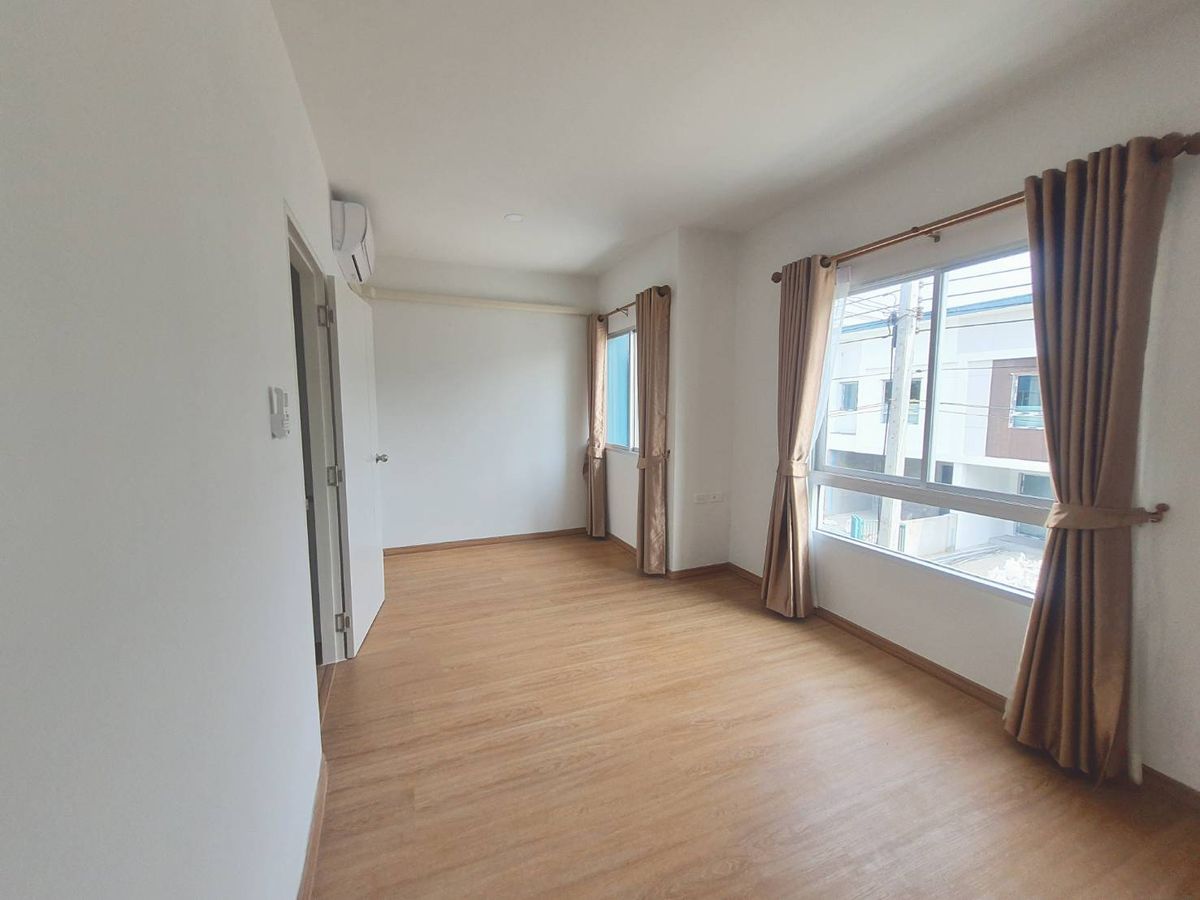 TownhomeNonthaburi, Bang Yai, Bangbuathong : Chic -style townhome, minimal style, ready to rent or sell